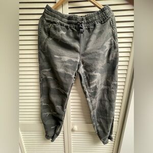 WOMENS TNA Camo Jogger Pants